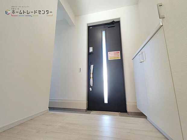 【玄関】◆お家で出会う人々を迎える玄関だからこそ、広々清潔感あふれる空間にしたいものです。採光・通風にも配慮された設計で毎日明るい空間をキープします♪