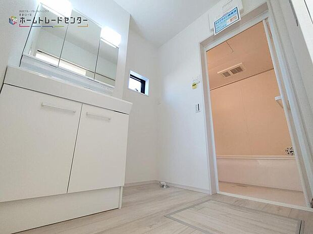 【洗面所】◆洗面スペースはお掃除やメンテナンスが楽にできる様に設計されております。ドラム式の洗濯機を配置しても十分なスペースを確保した設計となっております。