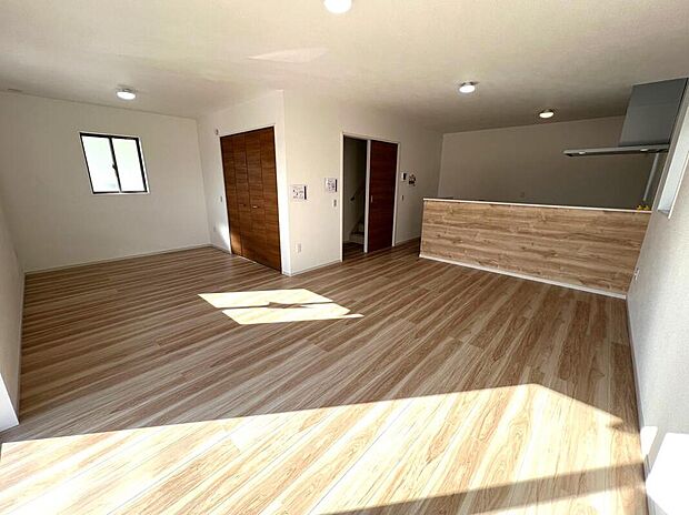 【リビングルーム】◆ご家族と会話をしながらのお料理は楽しいですね。出来上がった料理をお子さんが運ぶなどお手伝い時間も増えそう♪