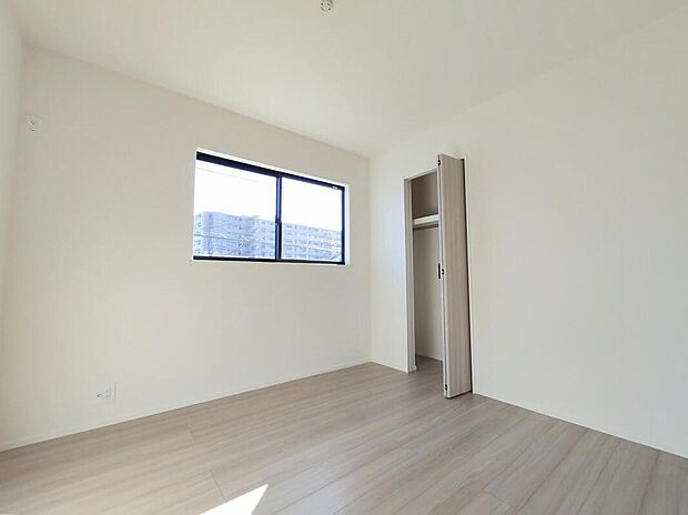 【リビング以外の居室】シンプルな設計で使いやすい洋室
ベッドやデスクも置きやすく、自分らしい空間づくりが楽しめます
