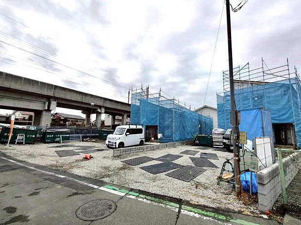 【前面道路含む現地写真】◆資料送付・ご見学即対応!建物完成しておりますので、室内ご内覧いただけます♪ご不明点等、スタッフがしっかりと説明させていただきますので、安心して現地をご覧ください♪