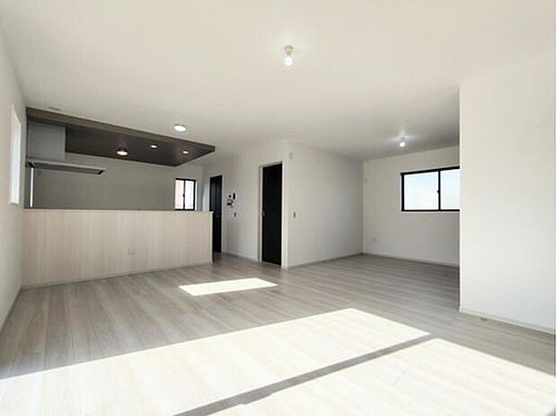 【リビング】２号棟◆広々とした開放的なリビングは、家具選びやレイアウトの幅が広がります！