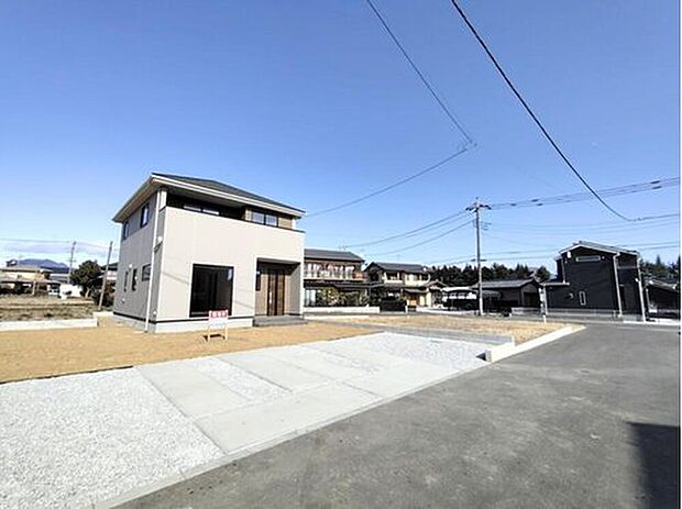 【前面道路含む現地写真】１号棟◆土地100坪以上！大きな庭付！駐車場もあり！