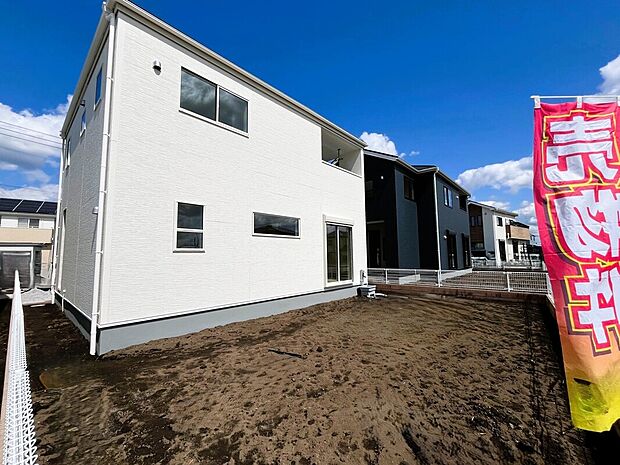 【現地外観写真】現地（2026年3月）撮影 白を基調とした外観が清潔感と上品さを演出する住まいです。