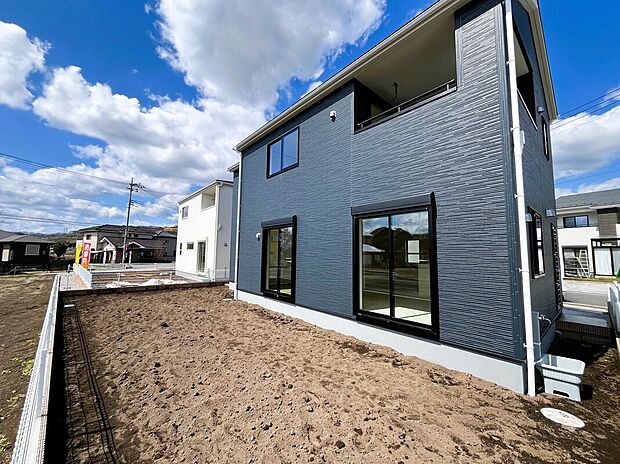 【現地外観写真】現地（2026年3月）撮影 四角いフォルムがつくる、すっきりとした美しいデザインです。