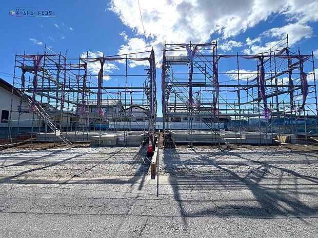 【現地外観写真】◆周辺は交通量の少ない生活道路なので小さなお子様がいても安心です！敷地には広々としたカースペースもご用意しました☆