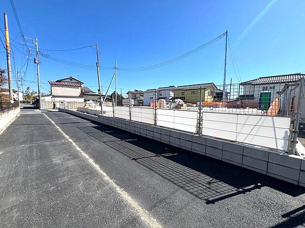 【前面道路含む現地写真】◆休日にご家族揃ってご見学はいかがでしょうか♪実際の現地を見てみると図面などではわからない、新たな発見もありますのでまずはお気軽にお問い合わせください！