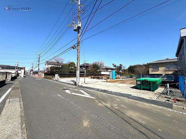 【前面道路含む現地写真】◆飯田グループホールディングス唯一の販売専門会社のホームトレードセンターの社員が直接、当物件をご案内いたします。見学希望、資料請求等、お気軽にお問い合わせくださいませ♪