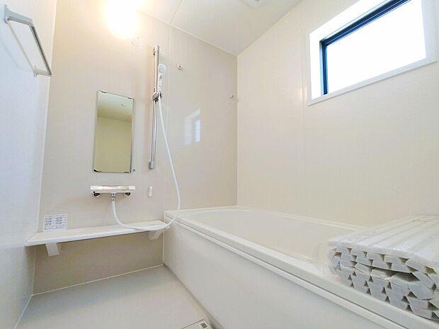 【【1坪タイプバスルーム】】足を伸ばして毎日の疲れを癒せる広々1坪タイプです。半身浴もでき、ゆっくりと寛げます。お子様と一緒でも快適に入浴が出来ますね。