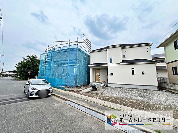 【前面道路含む現地写真】角地ならではの開放感があり、風通しも良好な心地よい住環境です。