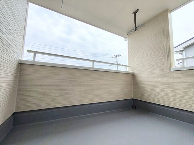 【バルコニー】2号棟◆広々としたバルコニーならシーツなど大きな洗濯物もらくらく干せます。観葉植物を置いたり、料理に使えるハーブを育てたり、ガーデンニングを楽しむスペースも十分。