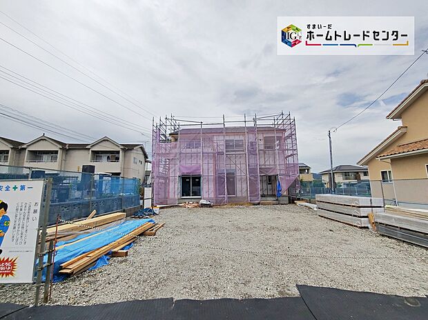 【現地外観写真】◆2026年7月撮影 前面道路は4mあり、駐車もラクラク! 駐車スペースが広く、来客時にも安心です♪