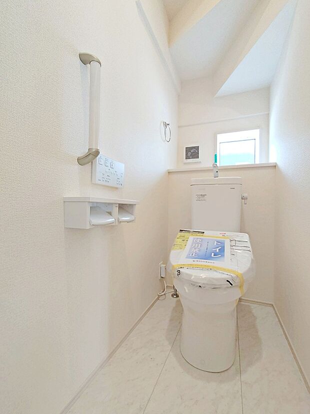 【【トイレ】】窓付きのトイレスペース。陽射し差し込む明るい空間となっております。また、換気環境も良好です。