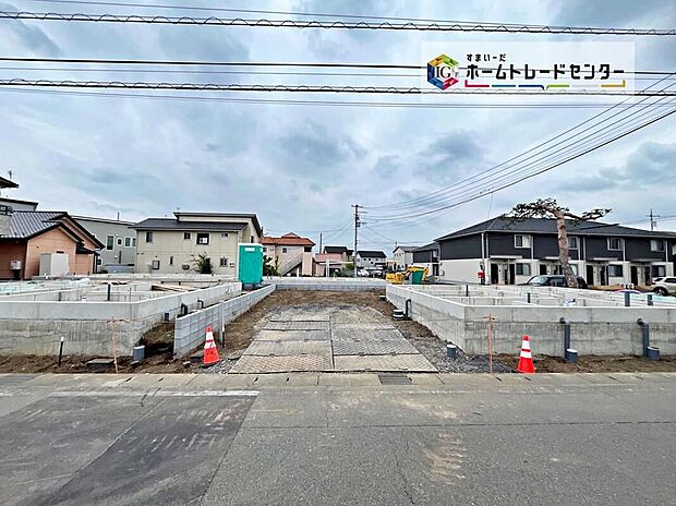 【前面道路含む現地写真】住人以外の車の進入も少なく、小さなお子様を持つご家庭にも安心。カースペースを広く確保したので、愛車のお手入れもしやすくなっております。資料送付・ご見学即対応！お気軽にお問い合わせください♪
