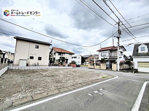 【前面道路含む現地写真】開放感ある角地ならではの現地の雰囲気をご覧いただけます。前面道路や周辺環境、建物計画についても丁寧にご説明いたします。お気軽にお問い合わせください。現地（2026年6月）撮影。