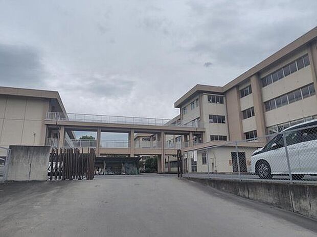 藤岡市立北中学校(約1,056m)