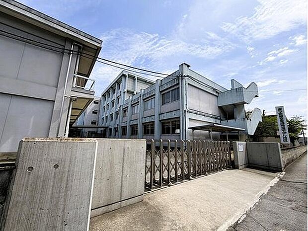 高崎市立片岡中学校(約850m)