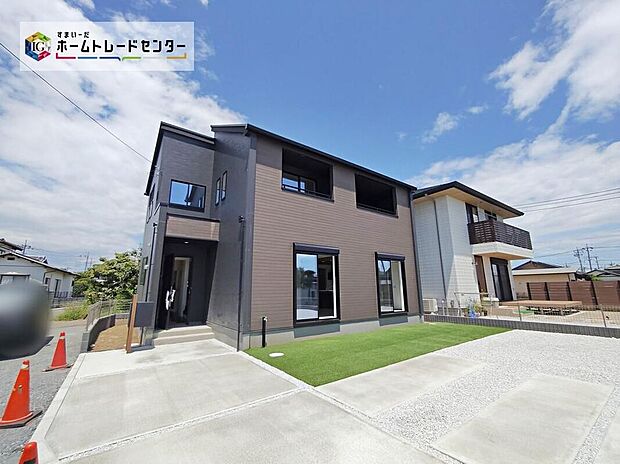 【現地外観写真】落ち着いた外壁色の2階建て住宅。前面に駐車スペースと芝の庭があり、道路幅は6～10.5m、土地面積299.3m2です。