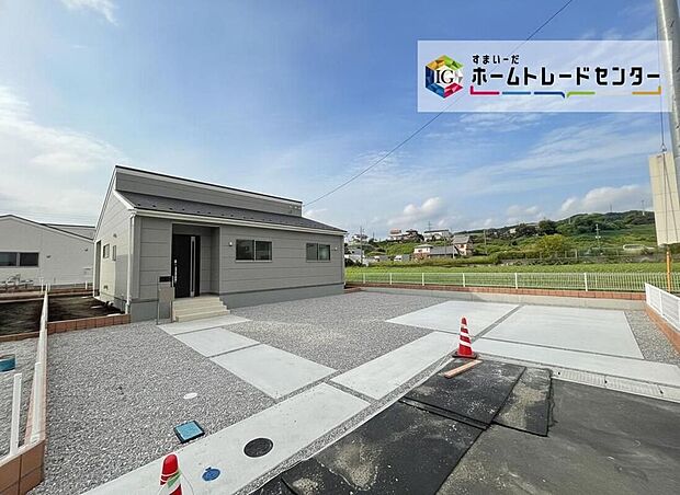 【前面道路含む現地写真】8号棟◆平屋の外観。整形の敷地に舗装された駐車スペースが並び、開放的な周辺景観が広がります。
