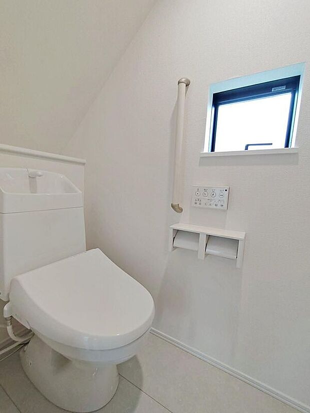 【トイレ】毎窓付きのトイレスペース。陽射し差し込む明るい空間となっております。また、換気環境も良好です。
