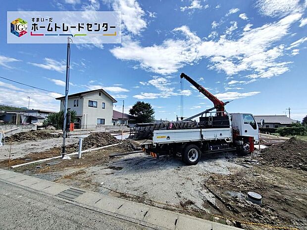 【現地外観写真】造成中の整形地。北側公道（幅約4.7m）に接道、土地面積約264.84m2、駐車3台可。