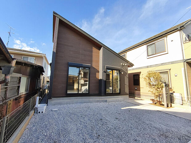 1号棟　ダークトーンのカラーリングで、落ち着きがありながらも存在感がある外観です。