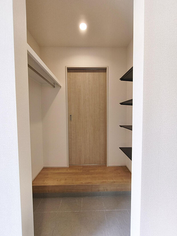 【【(3)号棟】】玄関クローゼットはキッチンにも出入りできて便利な動線！