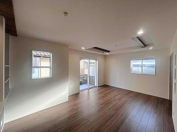 【【1号棟】】17.87帖のリビングは、折り上げ天井により開放感UP。アクセントクロス採用でリビング全体を引き締めお洒落な空間へ!