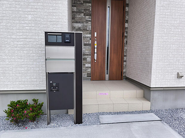 【ポスト】玄関まわりをすっきりと整えたデザインです。宅配ボックス付きの門柱を備えているため、不在時でも荷物の受け取りができ、共働き世帯にも便利です。ポスト、宅配ボックスは鍵付きでセキュリティも安心です。