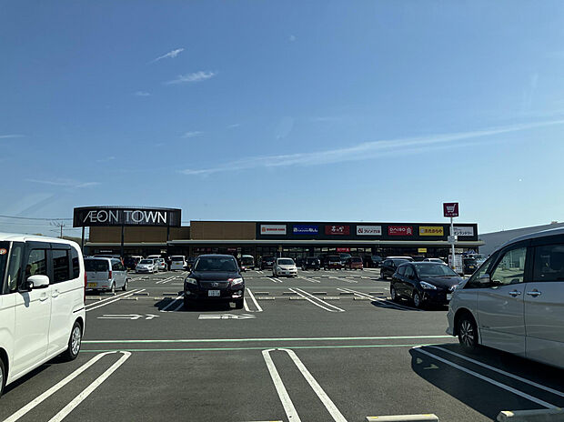 イオンタウン毛呂山(約327m)