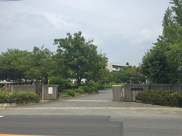 鳩山中学校(約2,075m)