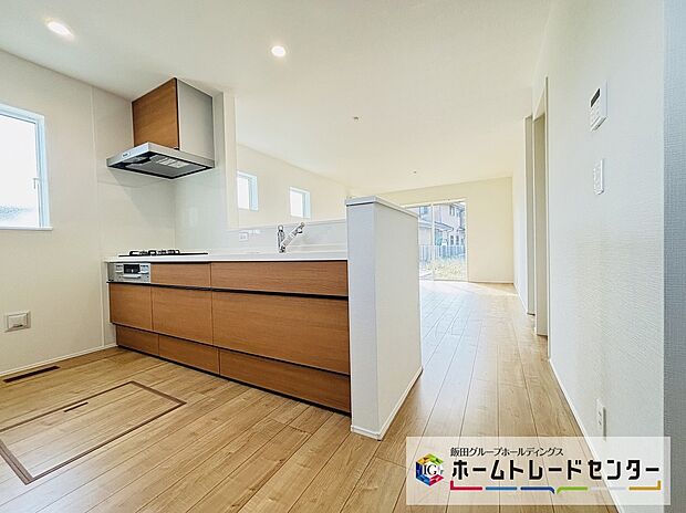 人気の対面式キッチン。お食事の準備をしながらでもご家族とのコミュニケーションを楽しめます♪ぜひご見学の際にはキッチンに立ち、生活をイメージしてください。