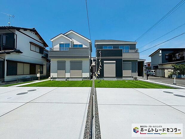 「清水区蒲原75番」全2棟
南と東に道路が接する整形地です。
各棟3~4台の駐車が可能です(車種によります)