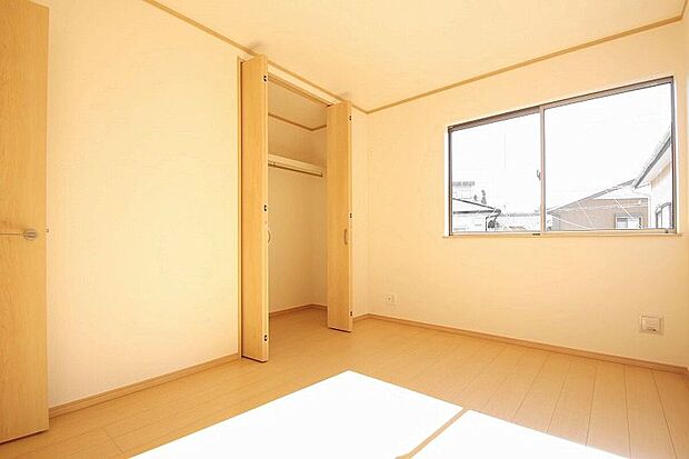 【☆Bed Room☆】各居室にはそれぞれ収納を完備！しっかりとした容量を確保しているので、お部屋は美しい空間を保てますね♪