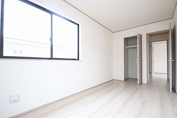 【☆Bed Room☆】各居室にはそれぞれ収納を完備！しっかりとした容量を確保しているので、お部屋は美しい空間を保てますね。