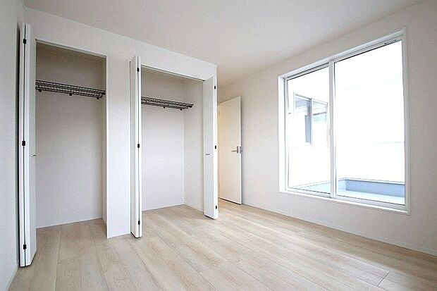 【☆Bed Room☆】各居室にはそれぞれ収納を完備！しっかりとした容量を確保しているので、お部屋は美しい空間を保てますね♪