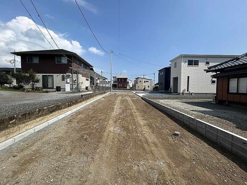 道路を含む現地外観写真