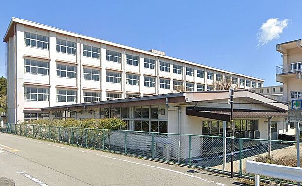 御殿場中学校(約1,700m)