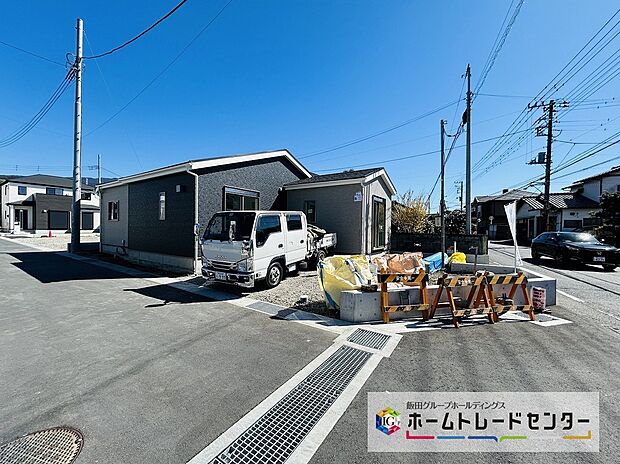 【前道路を含む現地外観写真】分譲地入口は約7.2ｍ幅の道路が接します