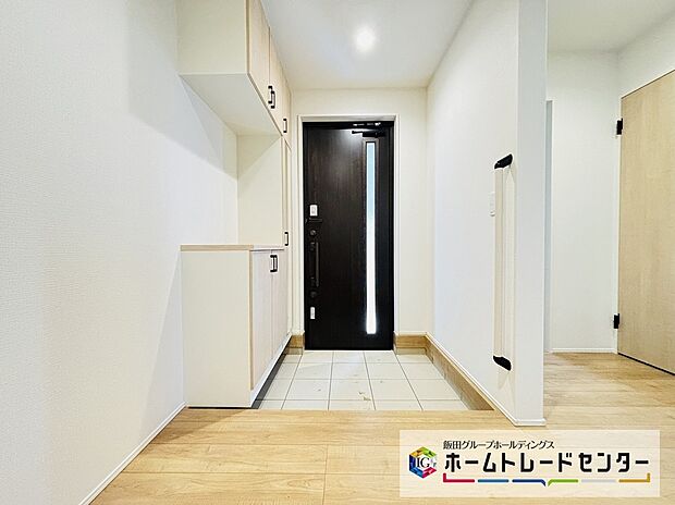 【☆Entrance Hall☆】５号棟
天井までのシューズボックスは容量もたっぷり・・ドアスリットから光が入り明るい玄関ホールでお客様はお迎えできます