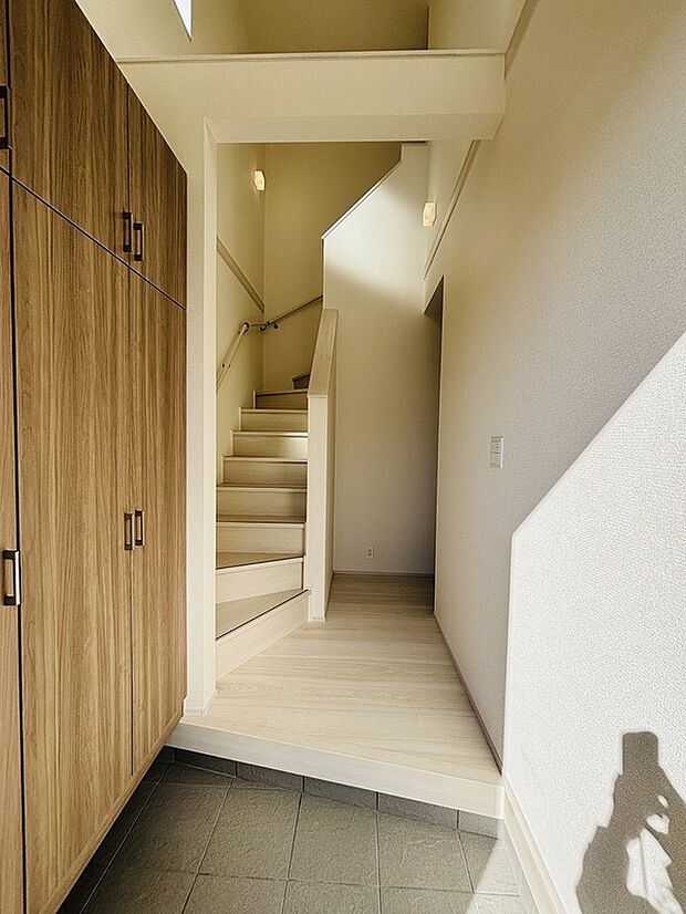 【☆Entrance Hall☆】～玄関ホール～
上部が吹き抜けとなる玄関ホールです。
開放感溢れる住空間が広がります。
つい人を招きたくなるそんなエントランスです♪