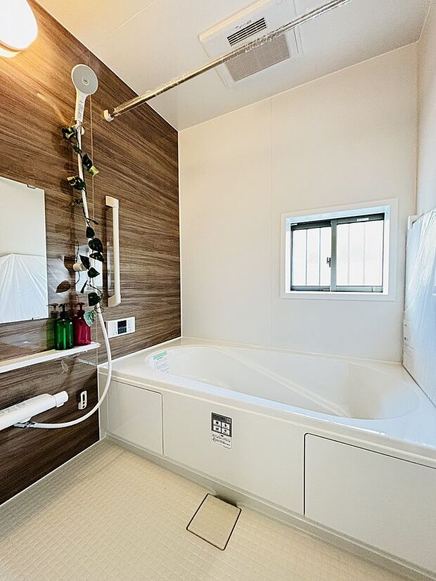 【【設備】浴室乾燥機能】雨の日や冬場のお洗濯に嬉しい装備。濯物を乾かすだけでなく、入浴度に換気機能で湿気を排出できるためカビの防止にもなります。