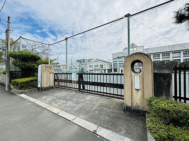末広中学校(約350m)