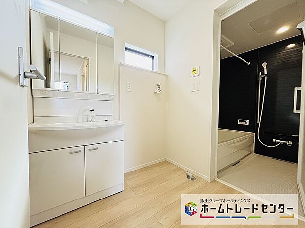 【☆Powder Room☆】~洗面室~
白を基調とした爽やかなサニタリースペース。清潔感のある快適空間です。毎日の身支度も気持ち良くお使い頂けます。