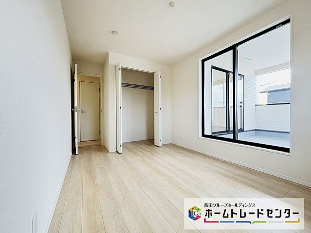 【☆Bed Room☆】~2階洋室~
開放的なバルコニー直結のお部屋です。南向きなのでお日様の光をたっぷり取り込んで目覚めのいい朝を迎えられます♪