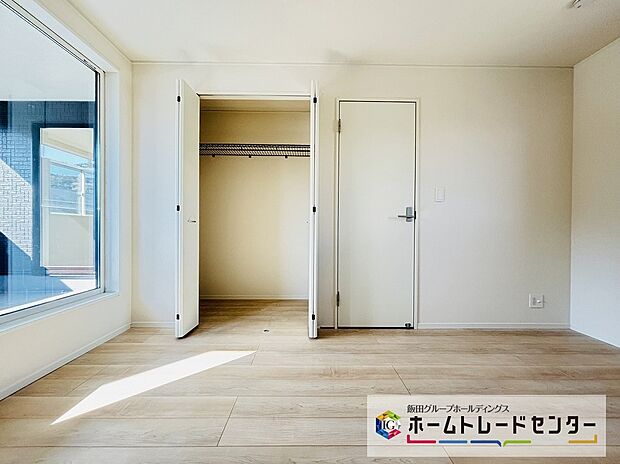 【☆Bed Room☆】~2階洋室~
開放的なバルコニー直結のお部屋です。南向きなのでお日様の光をたっぷり取り込んで目覚めのいい朝を迎えられます♪