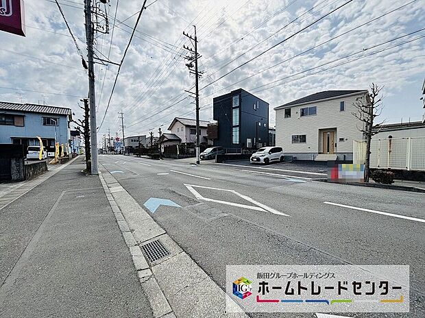 【前道路を含む現地外観写真】東側14.4ｍ幅の公道が通ります