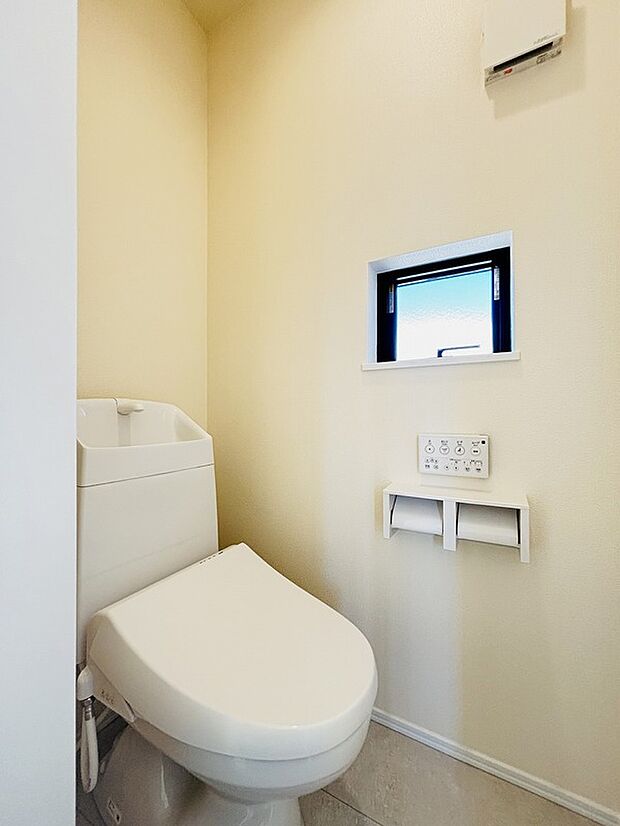 【【設備】シャワートイレ(2ヵ所)】1階、2階それぞれに窓が付くシャワートイレを設置しました。白を基調とした清潔感のある窓付きのトイレは陽射し差し込む明るい空間となり、換気環境も良好です