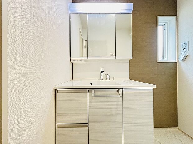 【【設備】三面鏡のシャンプードレッサー】鏡の裏に歯ブラシや化粧水、整髪料など小物を隠して収納でき、生活感を出さずに綺麗な空間に保てます。また、左右の鏡を動かすことで横や後ろ向きの姿をチェックできるのも嬉しいポイントですね♪