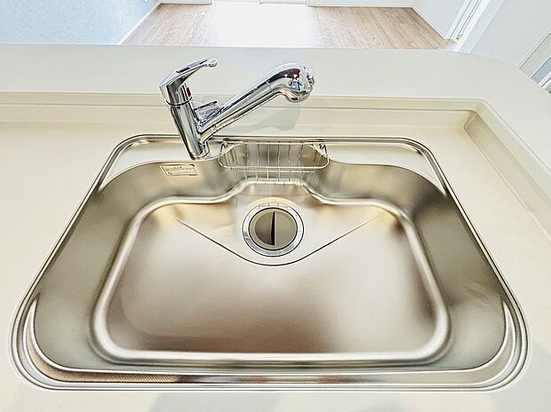 【【設備】一体型浄水器】浄水カートリッジ内蔵で場所を取らずに見た目もスッキリ。ノズルはシャワーヘッドになっておりお掃除も楽々です。